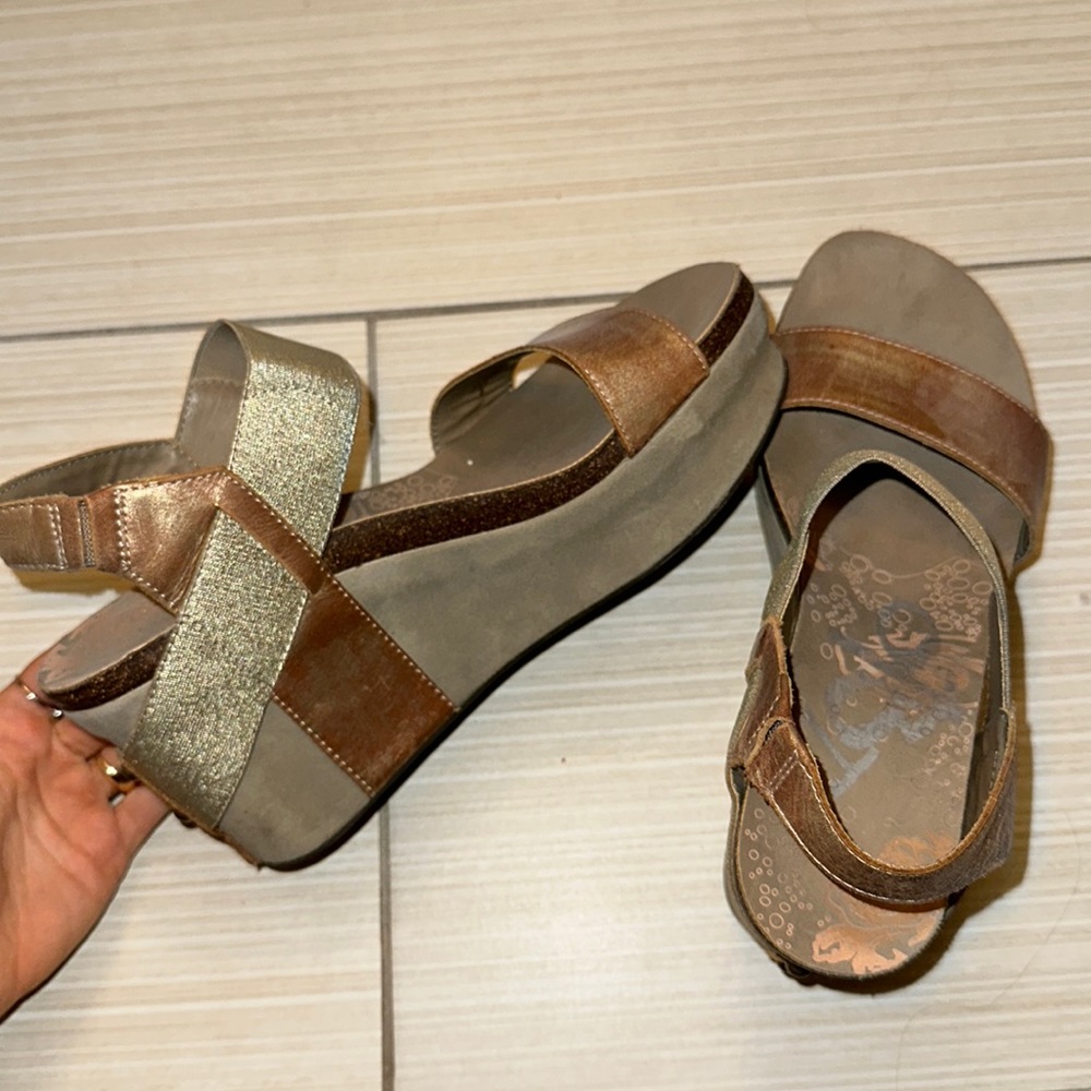 OTBT womens platform heels.